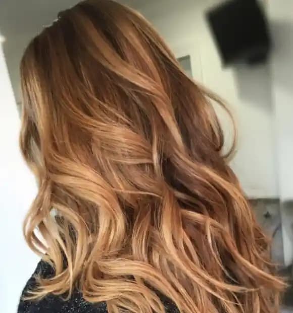 Ballı Kahve Saç Rengi: Sıcak ve Doğal Tonlarla Modern Güzellik Trendi