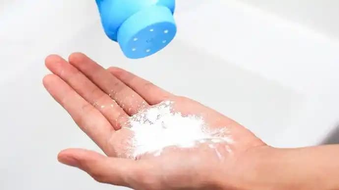 Bebek Pudrasının Saça Dökülmesi ve Saç Sağlığına Etkileri: Doğru Kullanım Rehberi