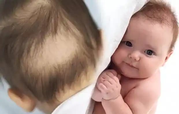 Bebeklerde Saç Dökülmesinin Nedenleri ve Doğal Çözümlerle Bakım Yöntemleri