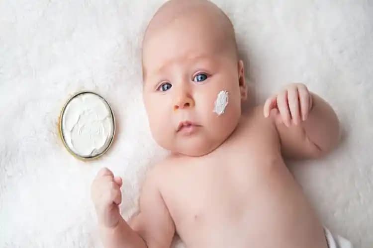 Bebeklerin Yüzünde Vazelin Kullanımı: Faydaları, Riskleri ve Uzman Tavsiyeleri