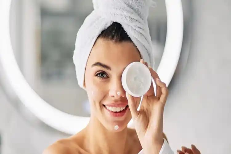 Bepanthol Krem Göz Çevresinde Kullanımı: Hassas Ciltler İçin Detaylı Rehber