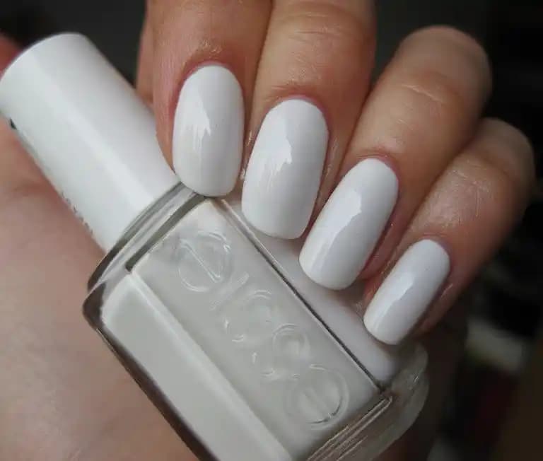 Beyaz Oje Anlamı ve Uygulama İpuçları: Saflık, Zarafet ve Moda Trendleri