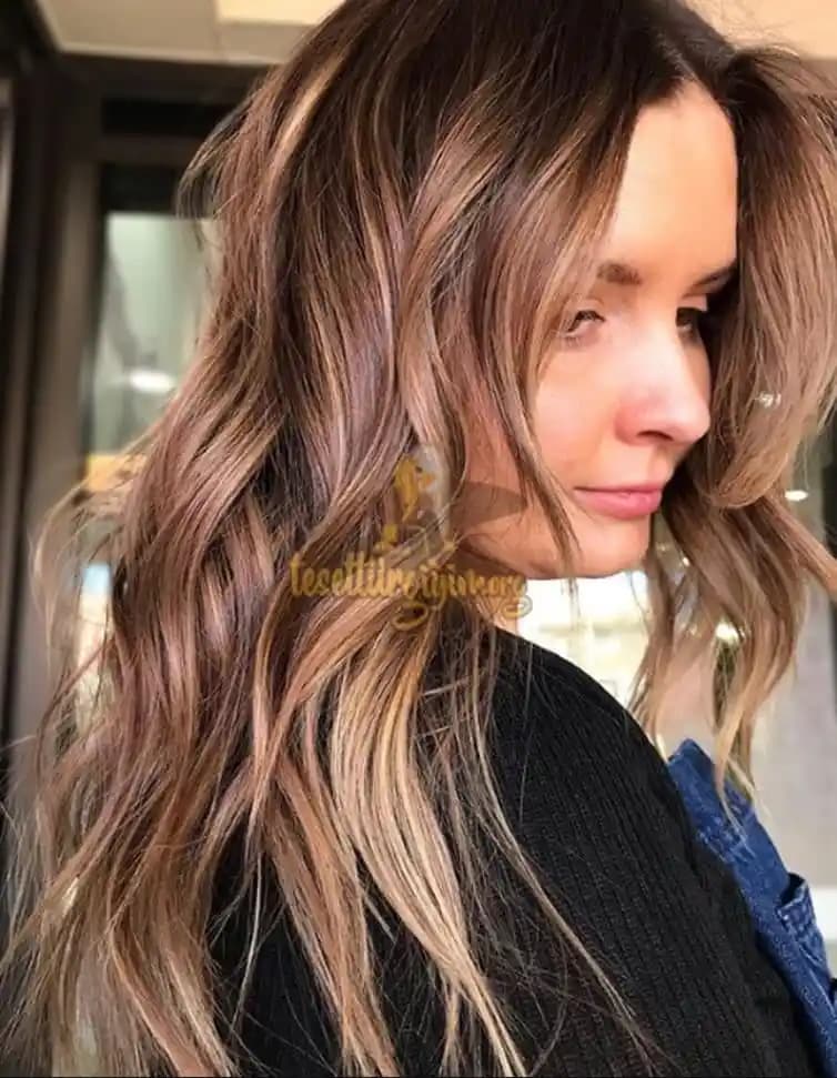 Buzlu Sütlü Kahve Saç Rengi: Doğallık ve Şıklığı Buluşturan Modern Tonlar