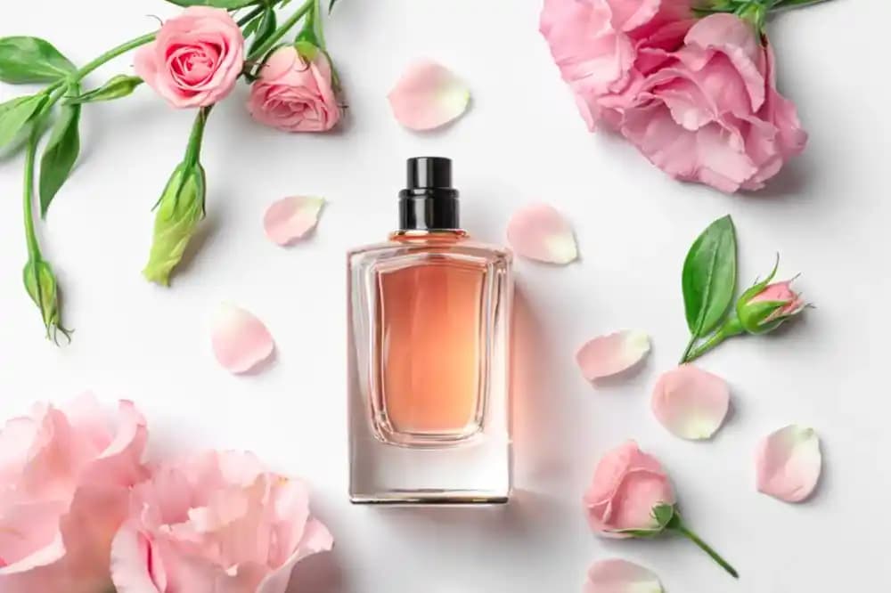 Çiçeksi Kadın Parfümleri: Feminenlik ve Zarafetin En Özel Kokuları