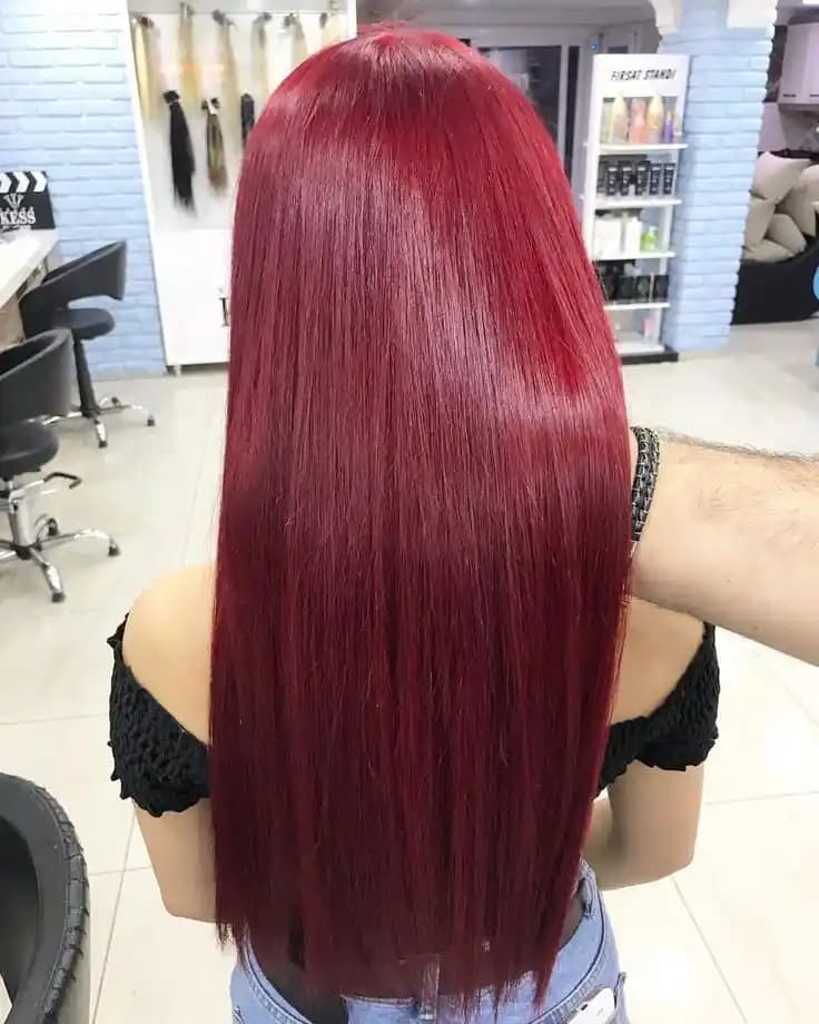 Çilek Kızılı: Kozmetik Dünyasında Canlılık ve Doğallığın Kırmızı Tonu