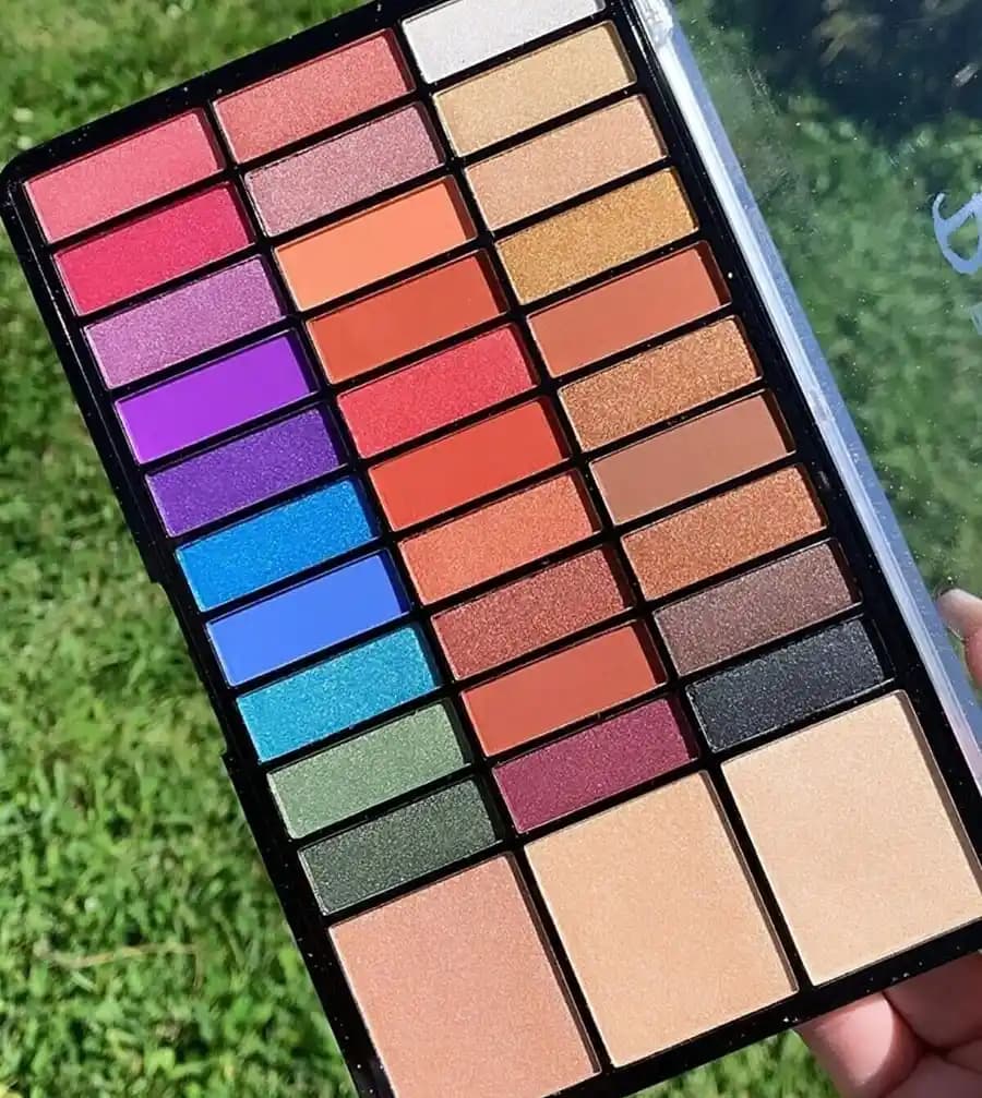 Çok Renkli Far Paletleri ile Göz Makyajında Yaratıcılığınızı Artırın ve Trendleri Takip Edin