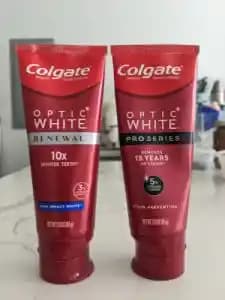 Colgate Optic White ve Max White Diş Beyazlatıcıları: Etkinlik ve Hassasiyet Karşılaştırması