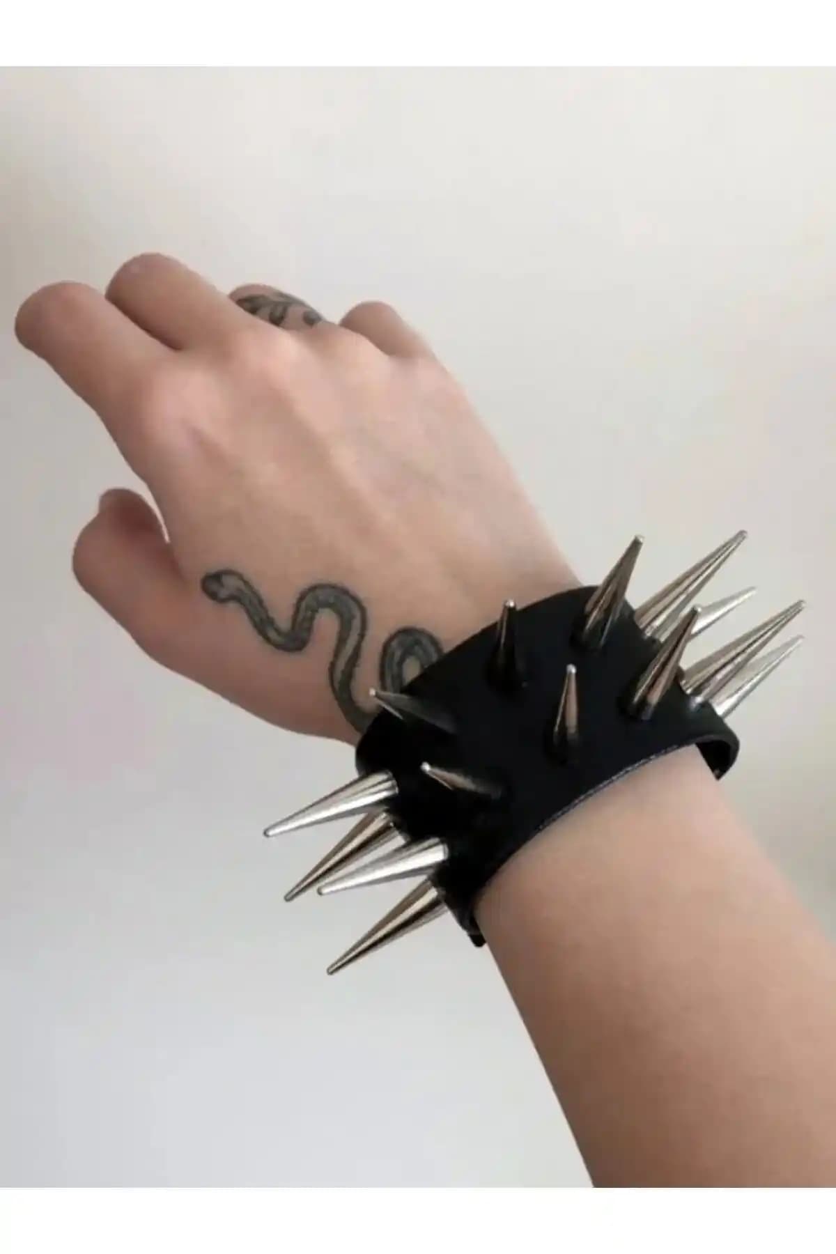 Dikenli Bileklik: Moda Dünyasında Cesur ve Anlamlı Kişisel İfade Aracı