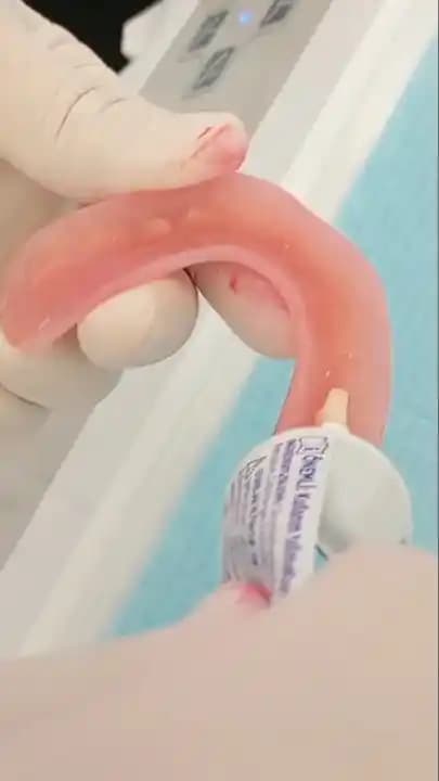 Diş Yapıştırıcı Kullanımı: Protez Dişlerde Konfor ve Güvenlik İçin Kapsamlı Rehber