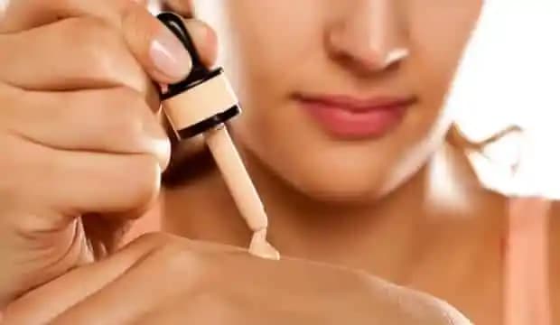 Doğal Fondötenler: Cilt Sağlığını Koruyan Bitkisel ve Organik Makyaj Seçenekleri