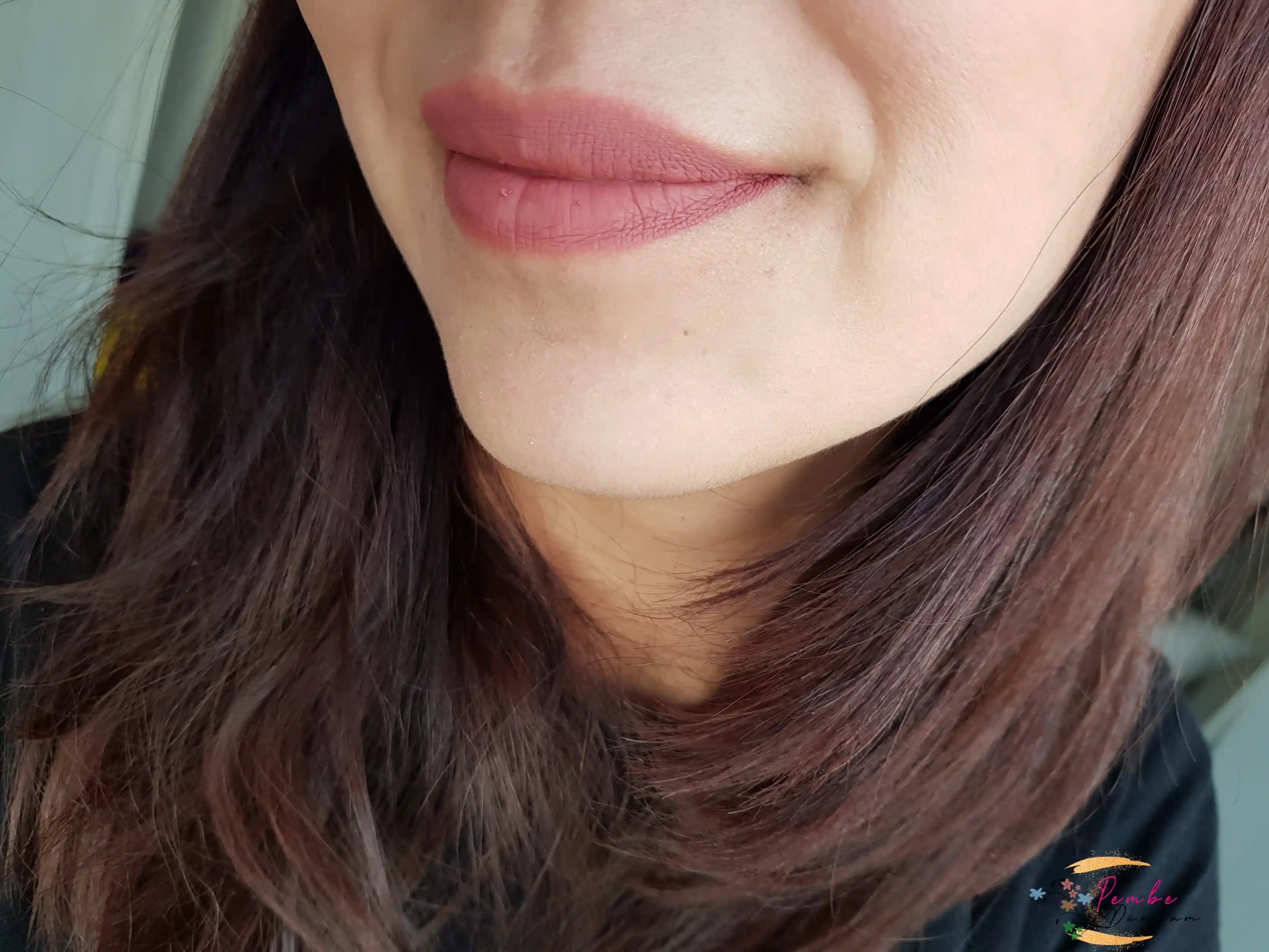 Doğal Pembe Ruj: Cilde Dost Formüllerle Doğal ve Sağlıklı Güzellik