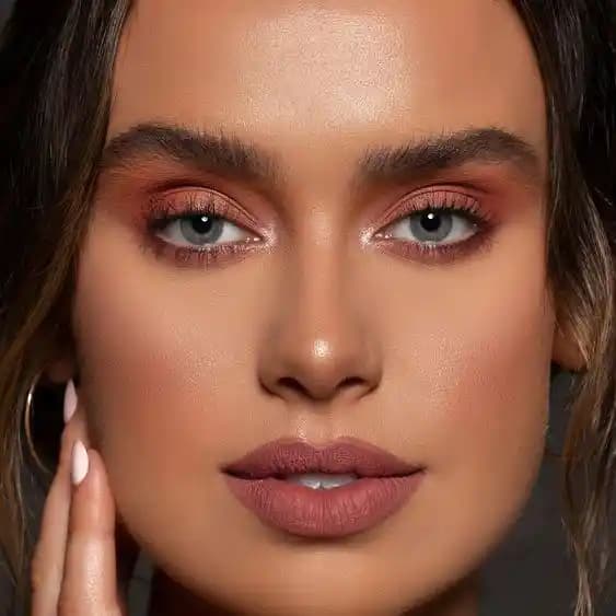 Doğal Tonlarda Toprak Tonları Makyaj: Sıcak ve Zarif Güzellik Yaklaşımı