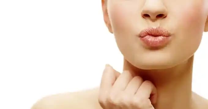 Dudağa Bal Sürmek: Doğal ve Etkili Dudak Bakımı İçin Yöntem ve Faydalar