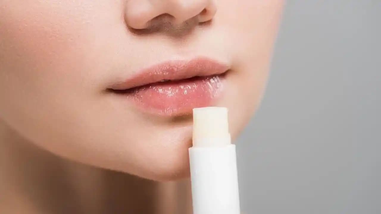 Dudak Bakımında Vazelin Kullanımı: Nemlendirme ve Koruma İçin Etkili Yöntemler