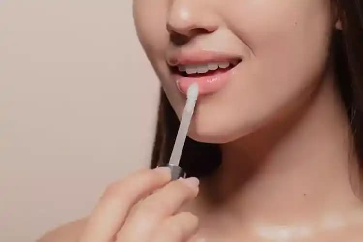 Dudak Parlatıcısı (Lip Gloss) Nedir? Özellikleri, Faydaları ve Kullanım Önerileri
