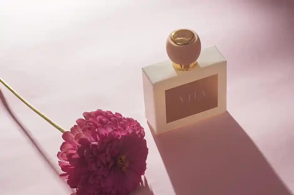 En Etkili Afrodizyak Kadın Parfümleri: Çekicilik ve Özgüvenin Anahtarı