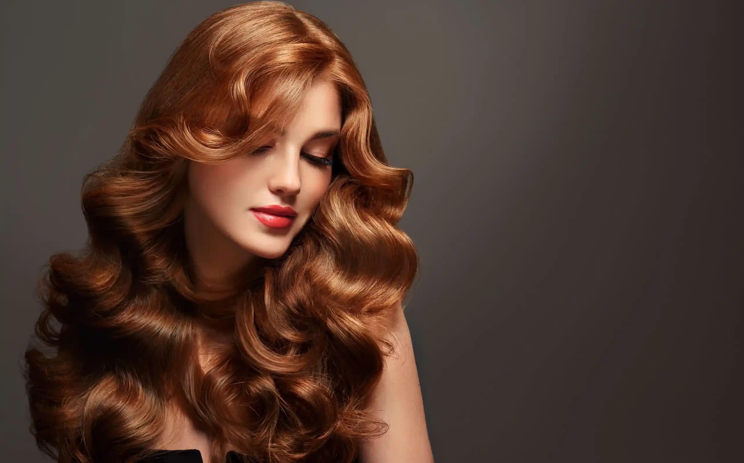 En Genç Gösteren Saç Renkleri: Cilt Tonunuza Uygun Doğal ve Parlak Tonlar