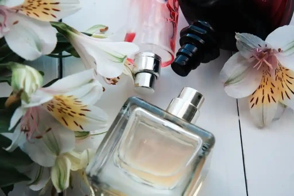 En İyi Çiçek Kokulu Parfümler: Feminenlik, Doğallık ve Güncel Trendler