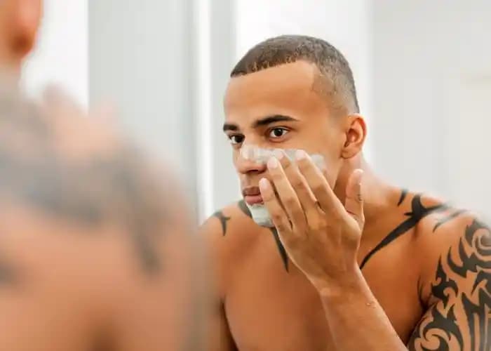 Erkeklerde Yağlı Cilt Bakımı: Etkili Çözümler ve Günlük Bakım Önerileri