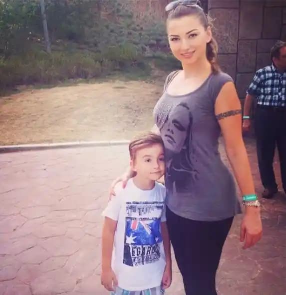 Esra Ezmeci'nin Makyajsız Görünümü: Doğal Güzellik ve Kendine Güvenin Simgesi