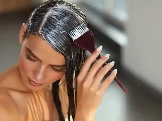 Evde Siyah Saç Açma Yöntemleri: Doğal ve Kimyasal Uygulamalar İçin Rehber