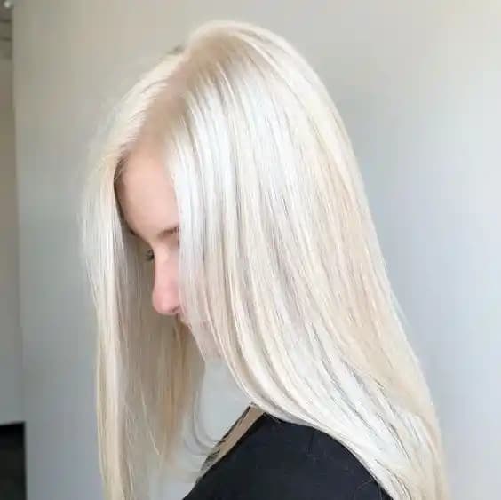 Fildişi Saç Rengi Kimlere Yakışır? Cilt ve Göz Rengi Uyumlarıyla Zarif Seçenekler