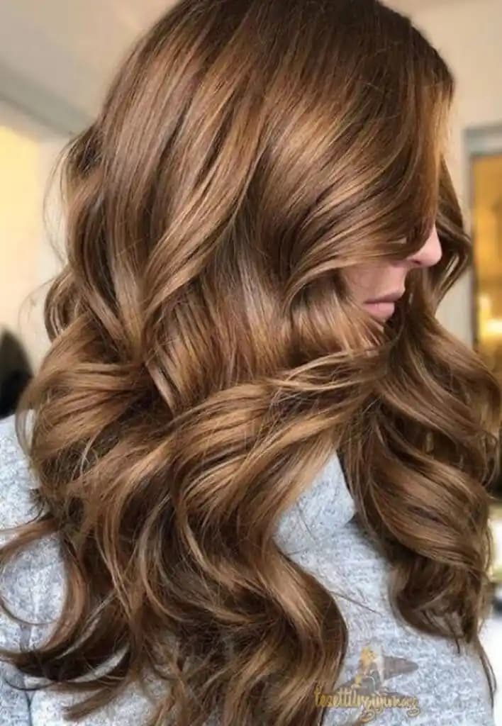 Fındık Kahvesi Saç Rengi: Doğal ve Sıcak Tonlarla Modern Güzellik Trendi