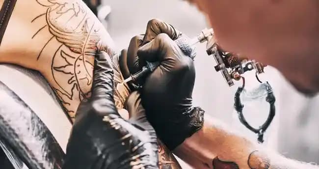 Geçici Dövme Ne Kadar Süre Kalır? Türleri, Bakımı ve Çıkarma Yöntemleri