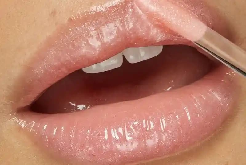 Glos Nedir? Dudaklara Parlaklık ve Nem Veren Makyaj Ürünü Hakkında Bilmeniz Gerekenler