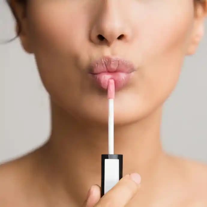 Gloss Nedir ve Dudak Bakımında Parlaklık ile Nemlendirmenin Önemi