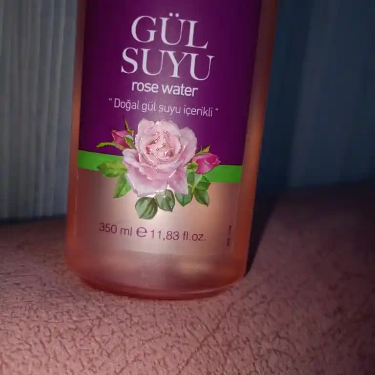 Gül Suyu Alerji Yapar mı? Doğal Cilt Bakımı ve Güvenli Kullanım Rehberi
