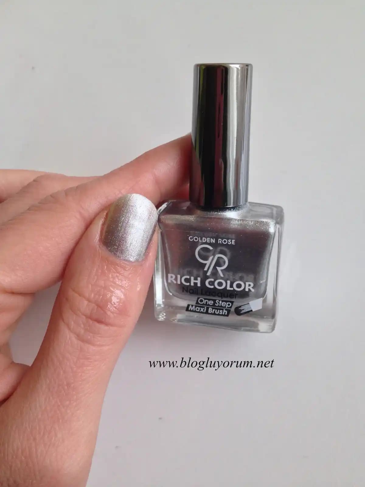 Gümüş Rengi Oje: Parlaklık ve Zarafetin Tırnaklardaki Şıklığı