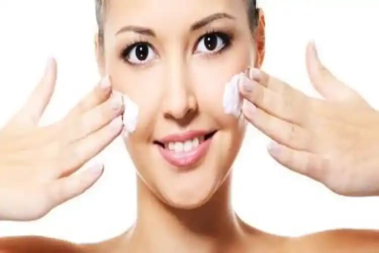 Güneş Kremi Sürdükten Sonra Yüz Yıkanmalı mı? Doğru Cilt Bakımı ve Koruma