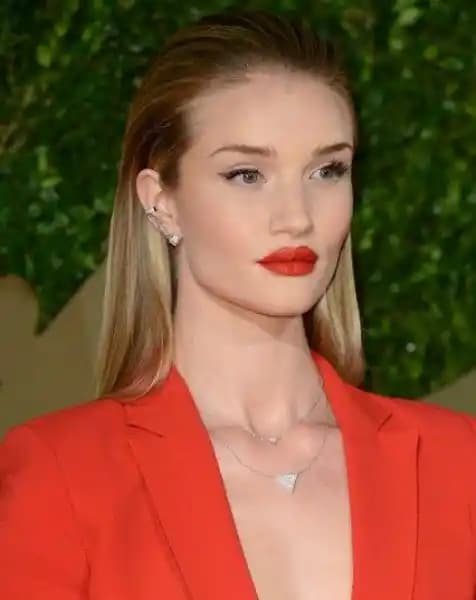 Islak Görünümlü Saç Stili: Doğal Parlaklık ve Şıklık İçin Etkili Yöntemler