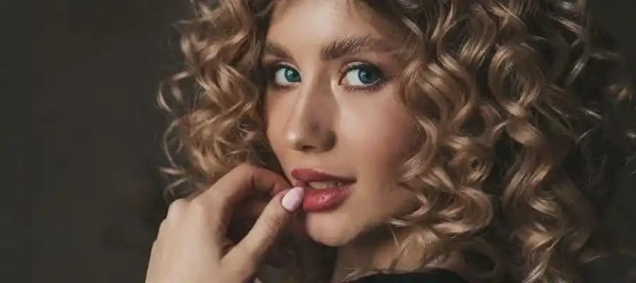 Islak Saçı Kıvırcık Yapmanın Doğal Yöntemleri ve Saç Bakım İpuçları