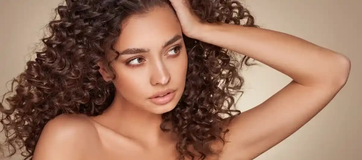 Kıvırcık Saç Bakımı: Doğru Ürün ve Tekniklerle Sağlıklı Bukleler Elde Edin