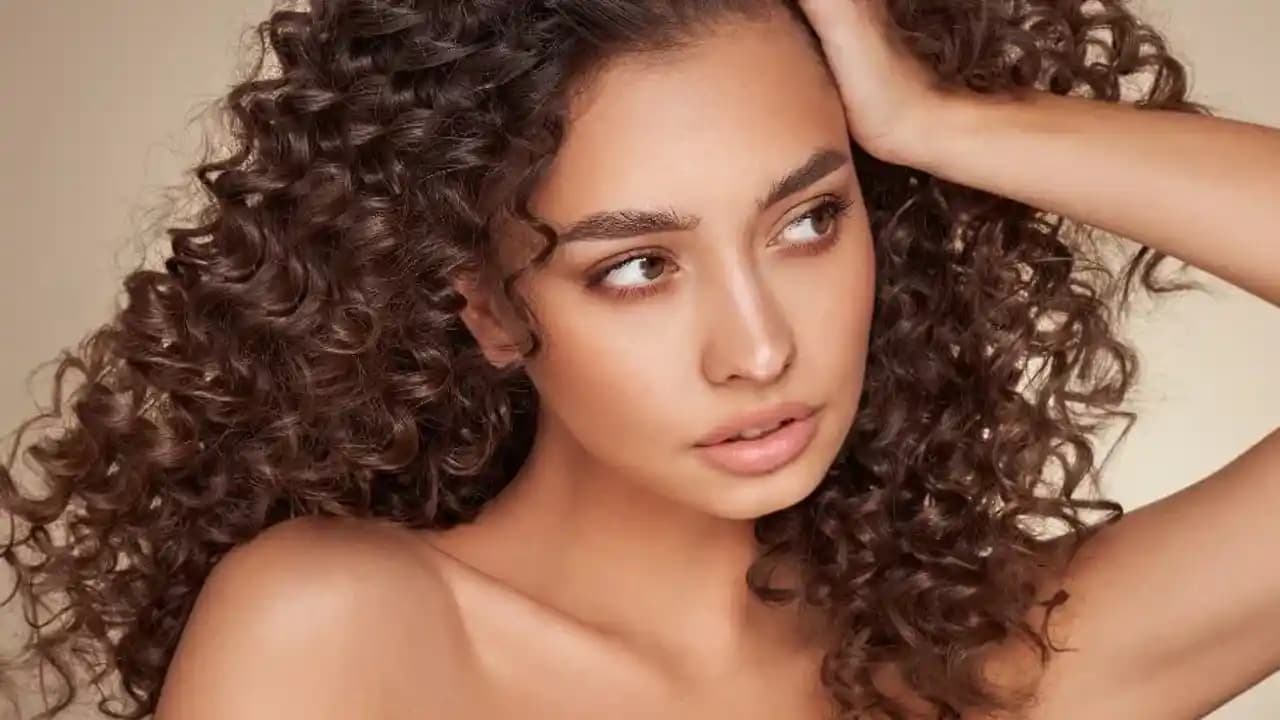 Kıvırcık Saçlar İçin Etkili Bakım Rehberi: Sağlıklı ve Canlı Bukleler İçin İpuçları