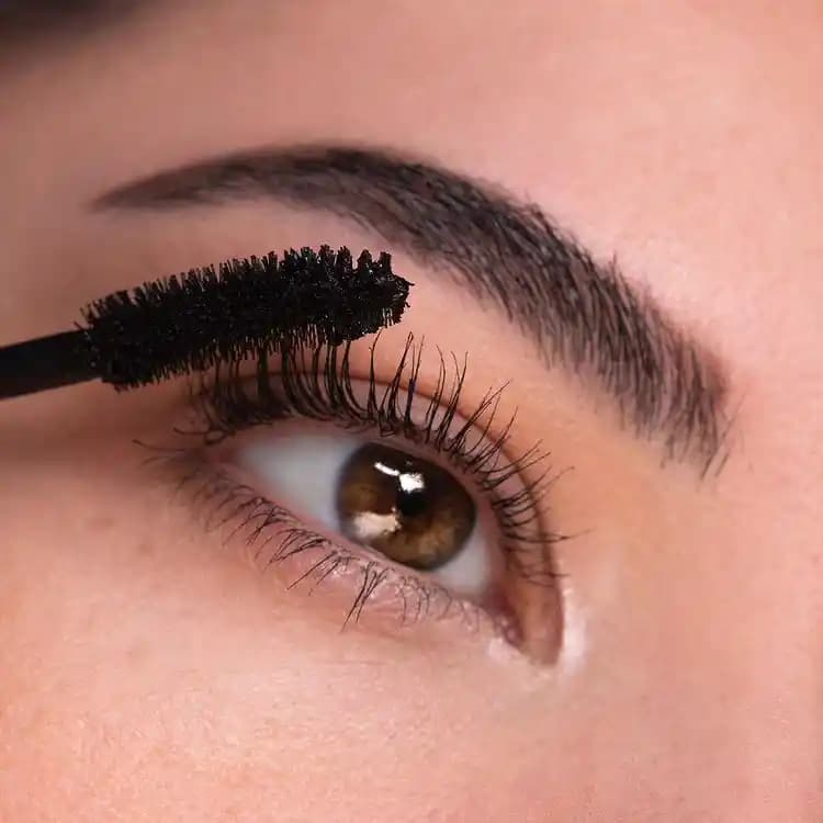 Kıvrık Kirpik: Doğal ve Etkileyici Bakışlar İçin Kirpik Bakımı ve Yöntemleri