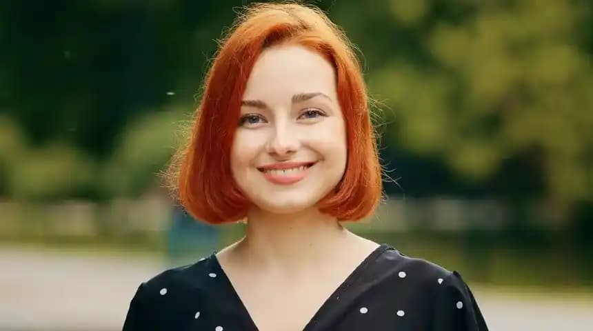 Kızıl Saç Üstüne Hangi Renkler Tutuyor? Kusursuz Renk Seçimi ve Bakım Rehberi