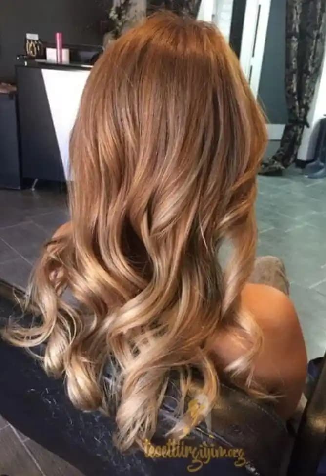 Koyu Bal Köpüğü Saç Rengi: Doğal ve Sıcak Tonların Modern Buluşması
