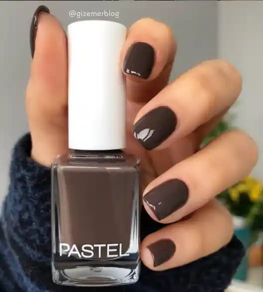 Koyu Kahverengi Oje: Zamansız Şıklık ve Doğru Uygulama Teknikleri