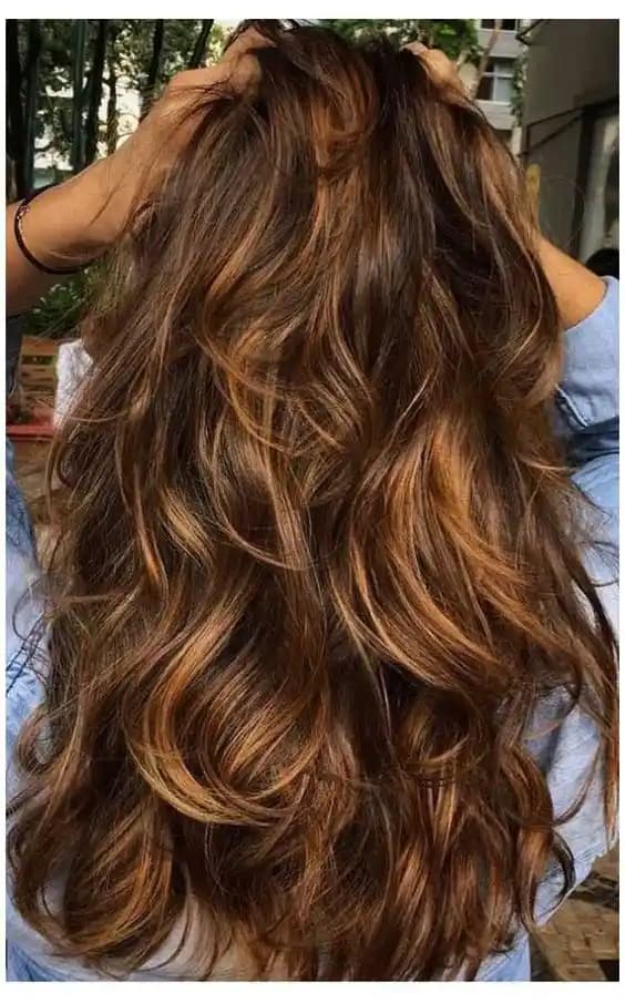 Koyu Karamel Rengi: Güzellik ve Moda Dünyasında Sıcacık ve Zarif Tonların Rehberi