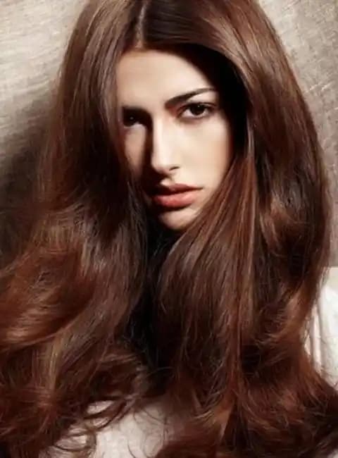 Koyu Kestane Saç Rengi: Doğal Tonlar ve Bakım Rehberi ile Şıklık