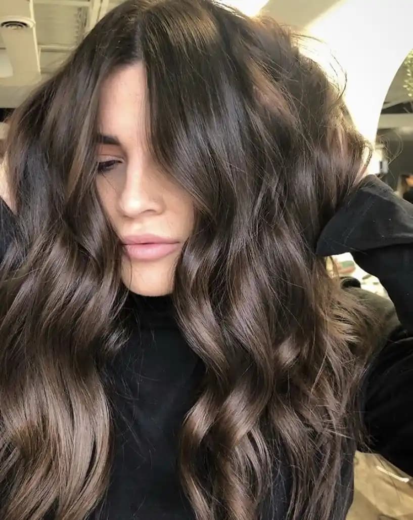 Koyu Renk Saçların Bakımı ve Güzelliği: Doğru Ürünler ve Modellerle Parlak Saçlar