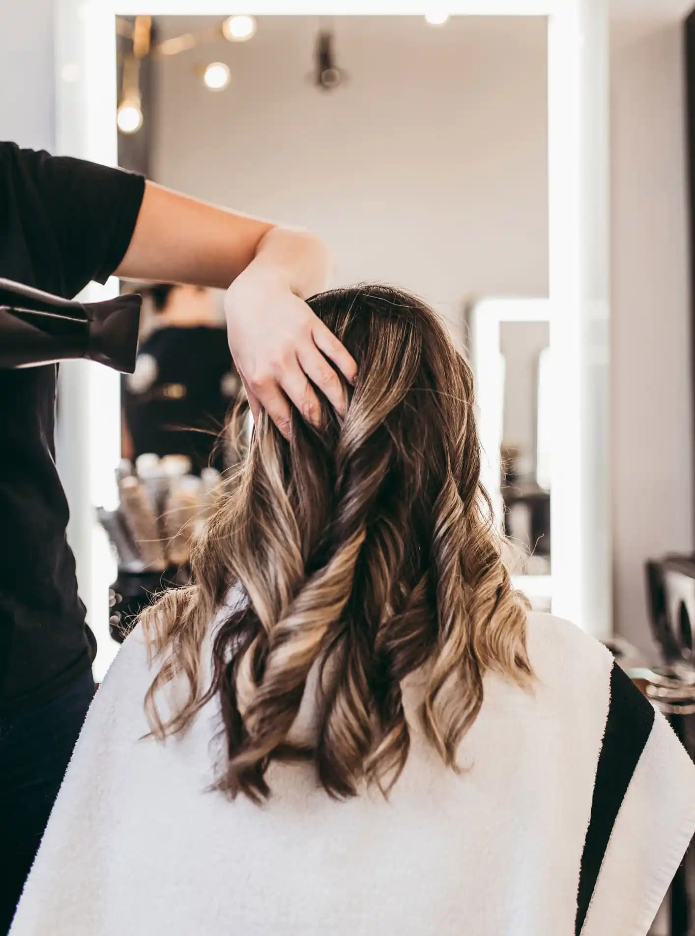 Kuaförde Saç Bakımı Nasıl Yapılır? Profesyonel Yöntemler ve İpuçları