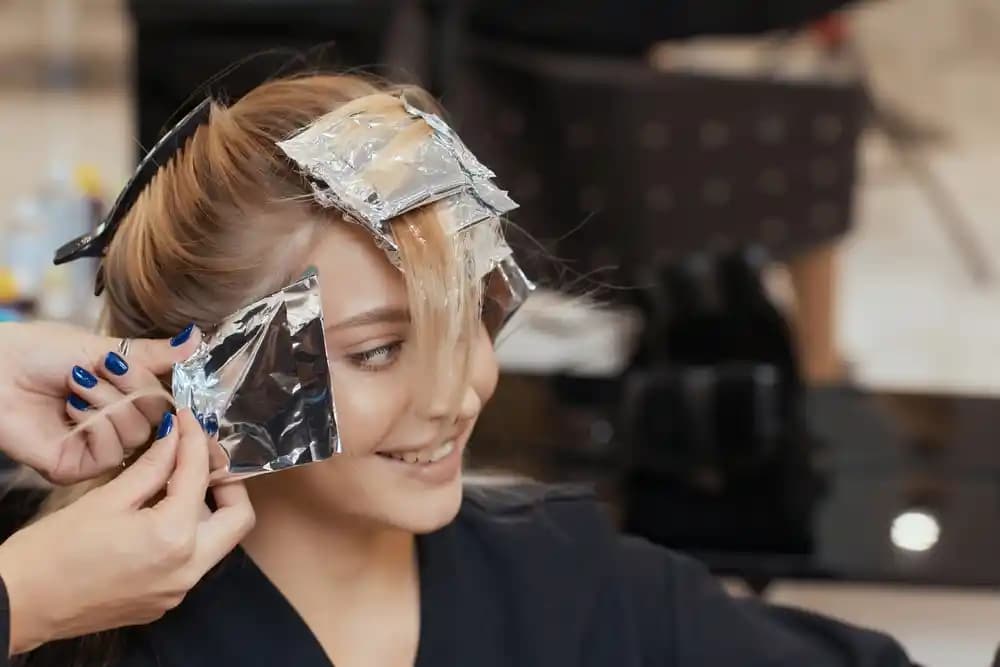 Kuaförlerin Kullandığı Saç Açıcılar: Kullanım, Türler ve Saç Bakımı Rehberi