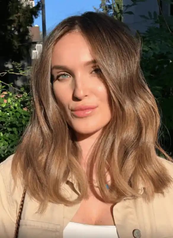 Küllü Karamel Saç Rengi: Doğal ve Modern Tonların Zarif Buluşması