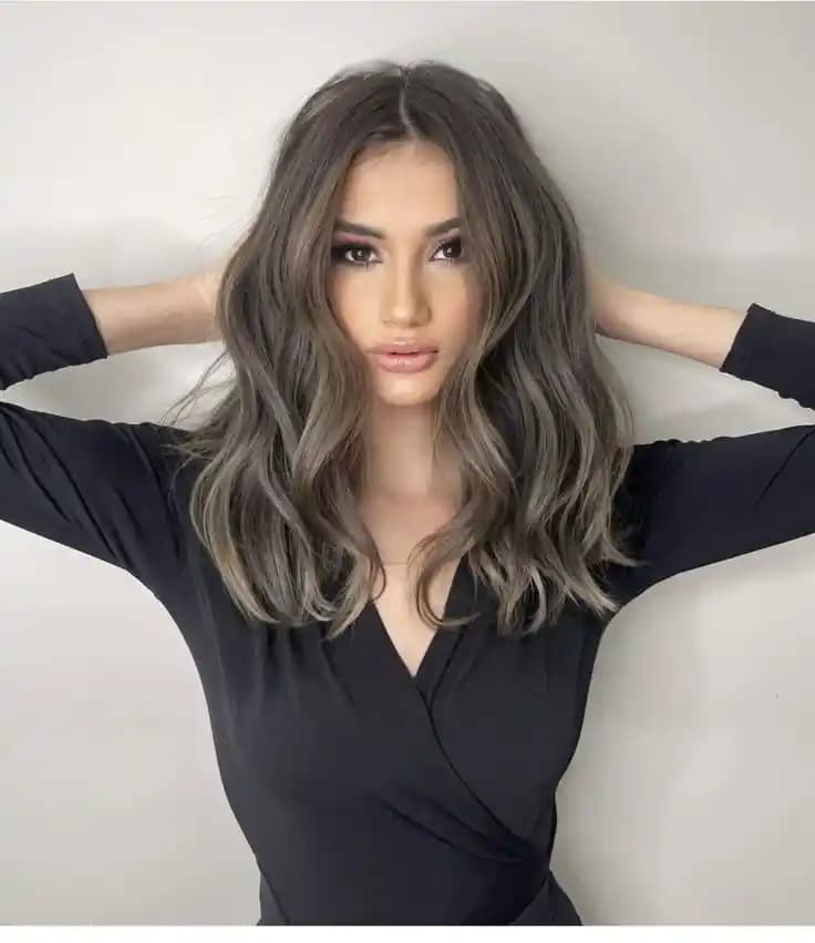 Küllü Kumral Işıltı: Doğal ve Modern Saç Rengi Trendleri ve Bakım Önerileri