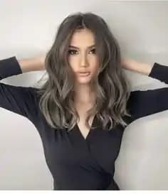 Küllü Kumral Işıltılı Saç Rengi: Doğal ve Zarif Modern Saç Trendleri