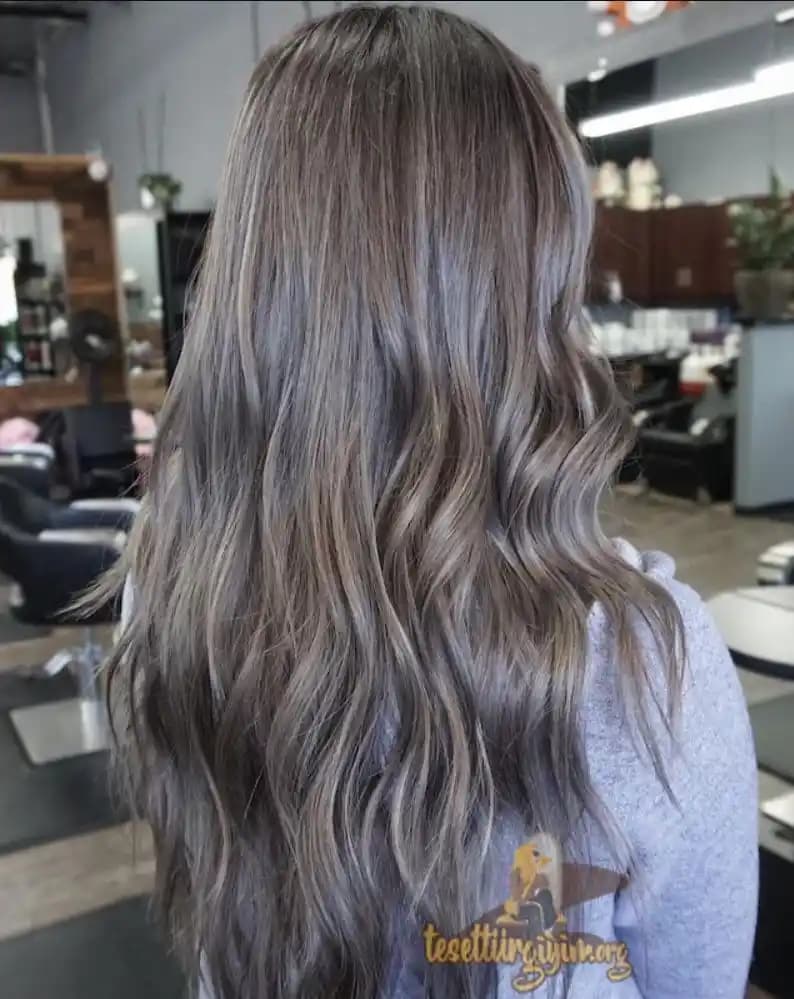 Küllü Kumral Saç Rengi: Kimlere Yakışır ve Bakım İpuçlarıyla Detaylı Rehber